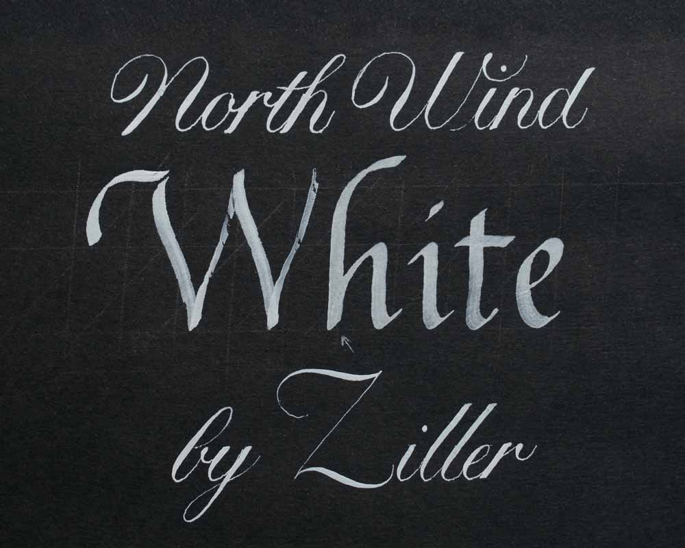 Bílá tuš Ziller North Wind White: detail nápisu širokým a dámským pérkem
