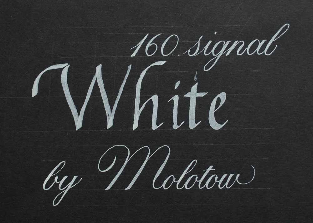 Белые чернила Molotow Signal White: деталь надписи с широким и женственным пером