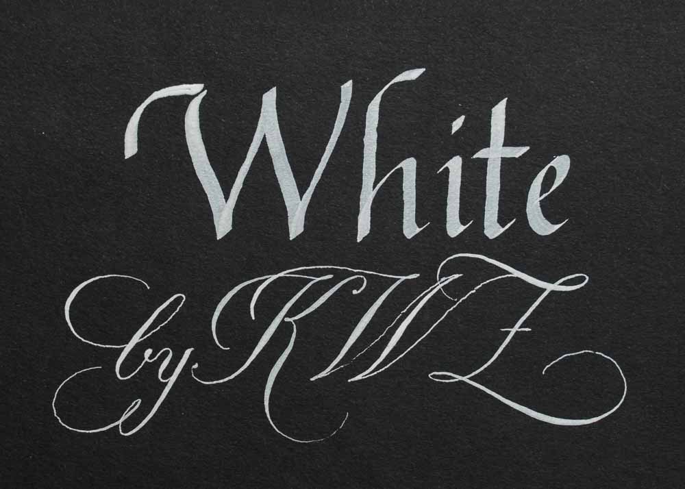 Белая тушь KWZ - детали букв, написанных широким и женским пером.